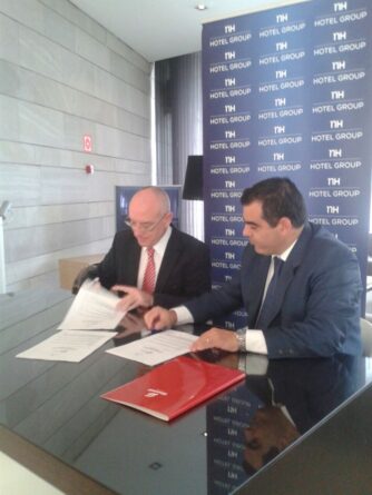 Firma acuerdo NH Hoteles y Ginemed