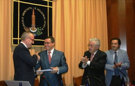 Representantes Ginemed y círculo mercantil e industrial de Sevilla el día del acuerdo de colaboración