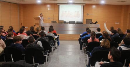 Asistentes en la sala del evento