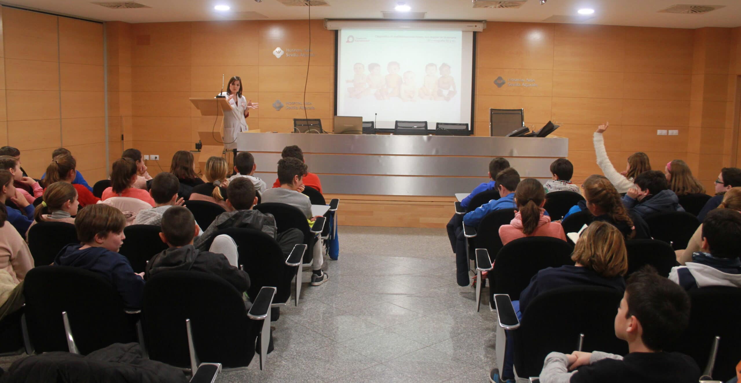 Asistentes en la sala del evento