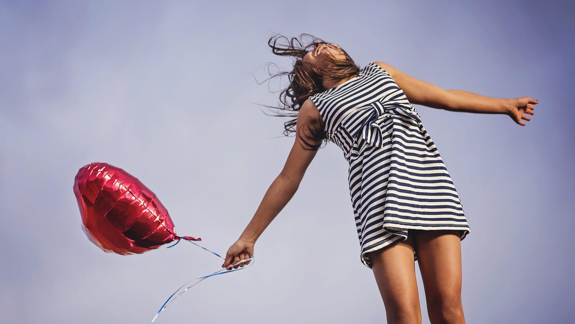 Niña con globo rojo