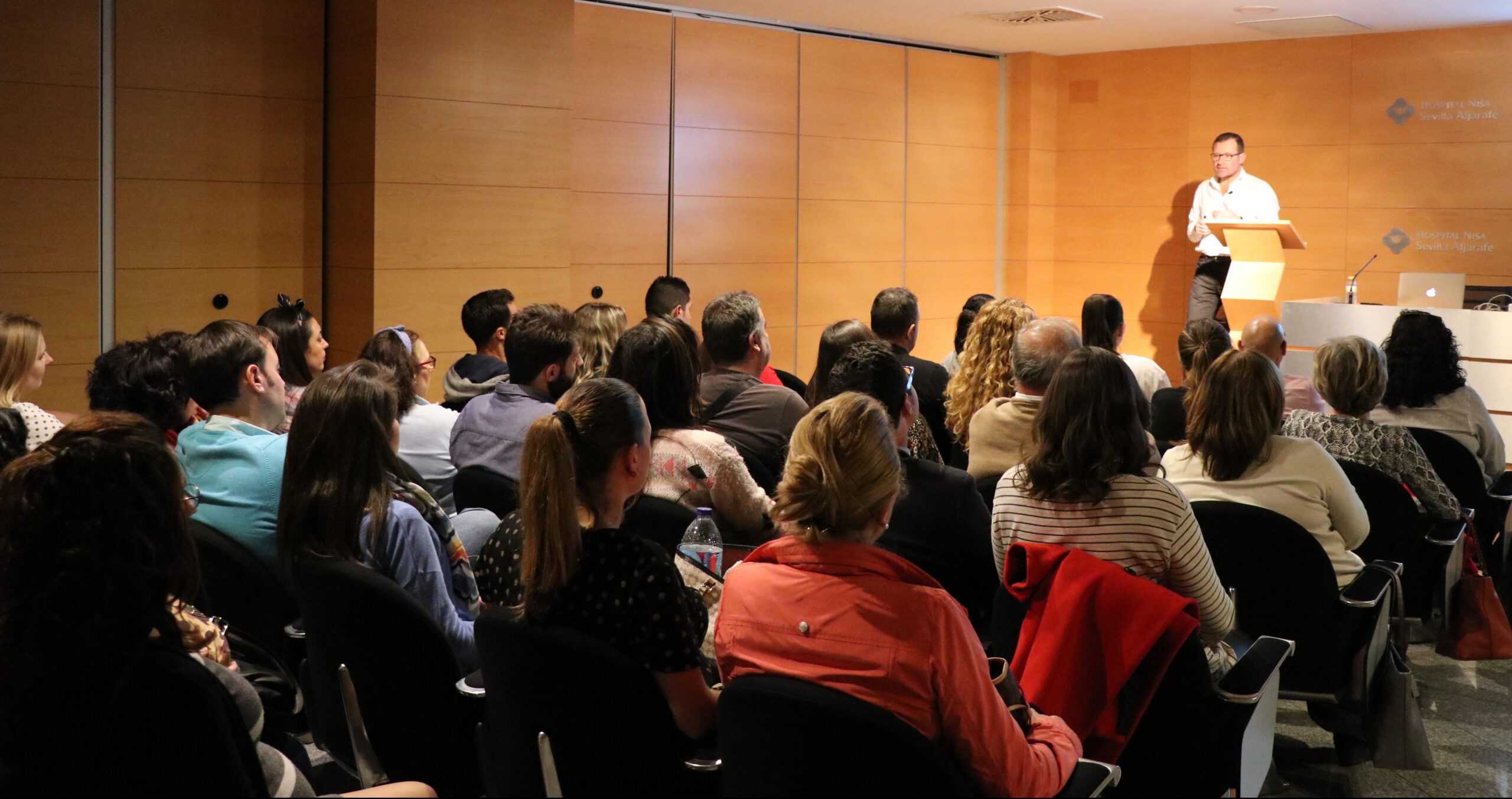 Asistentes en sala de encuentro charla parto sensato. Fundación Ginemed