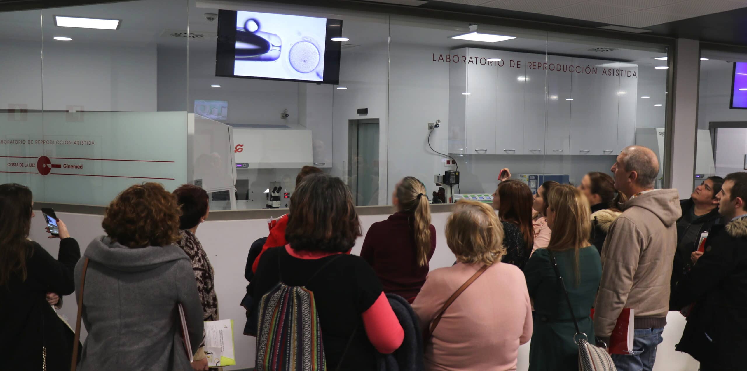 Sala con asistentes en encuentro endometriosis Huelva Ginemed