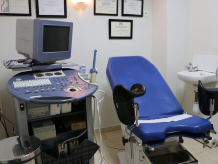Sala de exploración clínica de reproducción asistida Ginemed Sevilla