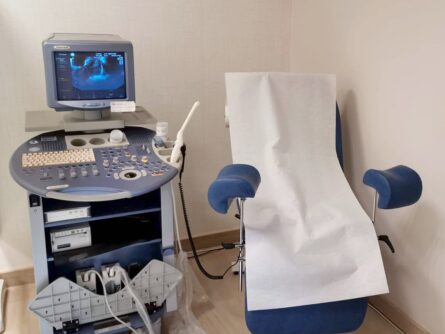Sala de exploración clínica de reproducción asistida Ginemed Sevilla