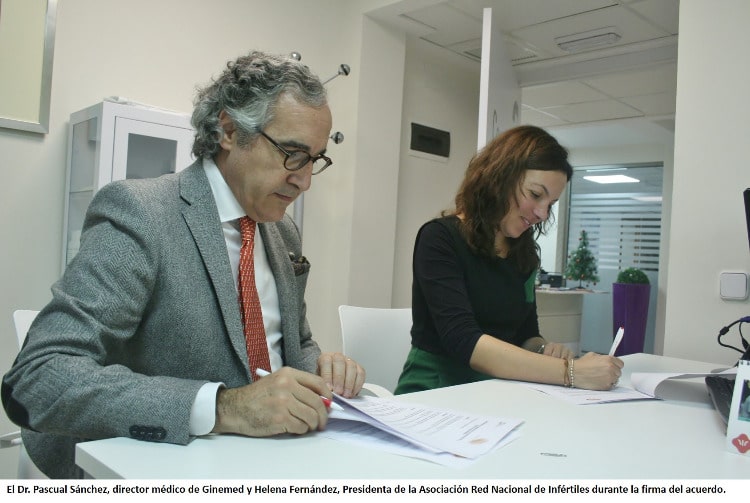 El Dr. Pascual Sánchez, director médico de Ginemed y Helena Fernández, Presidenta de la Asociación Red Nacional de Infértiles durante la firma del acuerdo