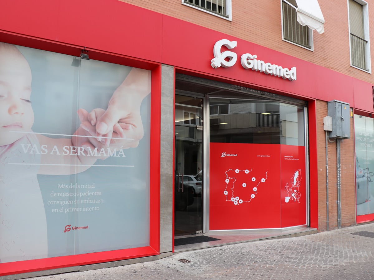 Fachada clínica Ginemed Sevilla