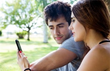 Pareja buscando clínica fertilidad