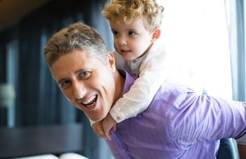 Ser padre después de los 40: riesgos, fertilidad y consejos para concebir